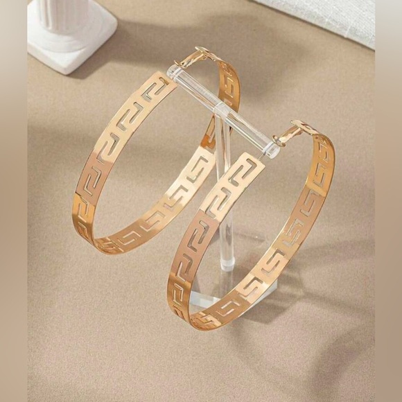 🛍️ Large Gold Geometric Hoop Earrings🛍️ - Picture 4 of 4